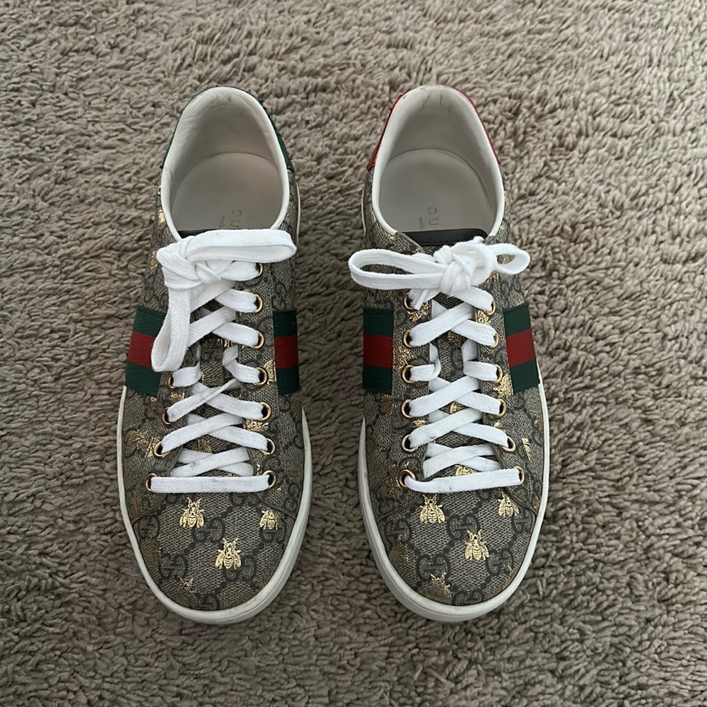 GUCCI WOMEN'S ACE GG SUPREME SNEAKER WITH BEES